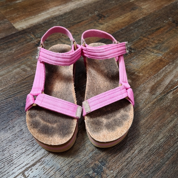 Reef Cushion Rem Hi Sandals in Malibu Pink 9 - Picture 3 of 7
